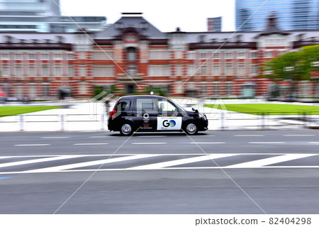 在東京站丸之內出口前行駛的出租車 82404298