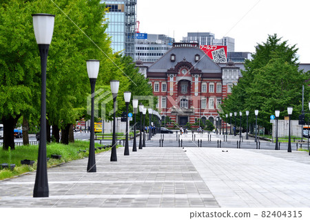 Tokyo Station seen from the Marunouchi Exit promenade 82404315