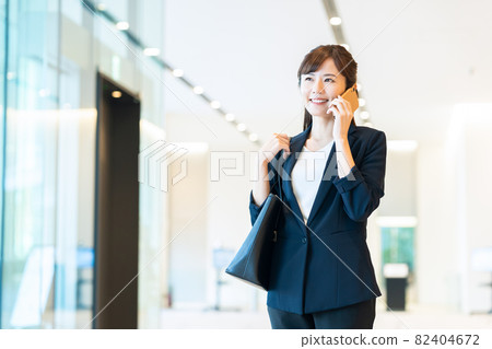 Business office smartphone businessman commuting sales shooting cooperation "LINK FOREST" Business office smartphone businessman commuting sales shooting cooperation "LINK FOREST" 82404672