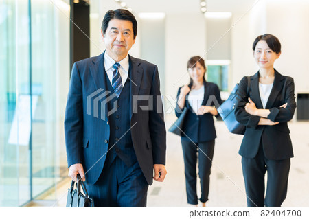 Business office, businessman, commuting, sales, photography cooperation "LINK FOREST" 82404700