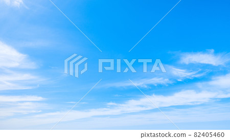 清新的秋天天空 清新的秋天天空 82405460