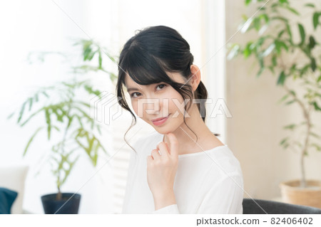A smiling woman 82406402