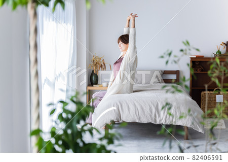 Woman getting up early 82406591