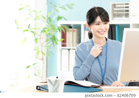 A woman talking to a computer A woman talking to a computer 82406709