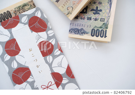 Image of money in a pocket bag 82406792
