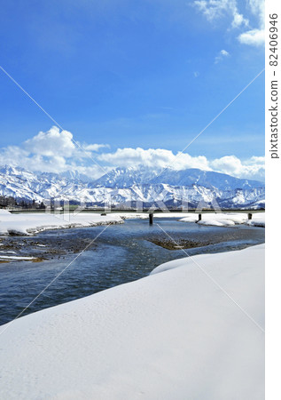 魚野川和越後三山的雪景 82406946