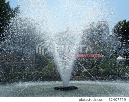 Spray of the fountain 82407739