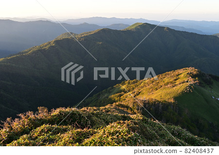 從四國最美麗的“三重峰”山脈的天狗塚眺望綱之森 82408437