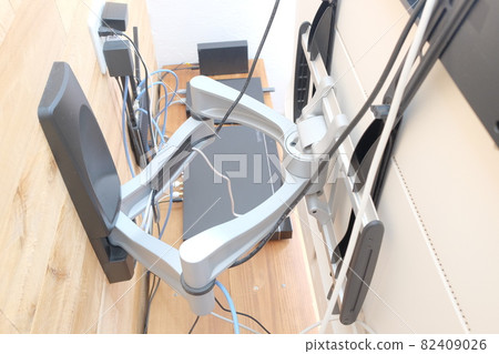 壁掛式電視活動臂 82409026