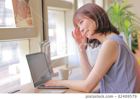 A woman frowning on a painful headache 82409579