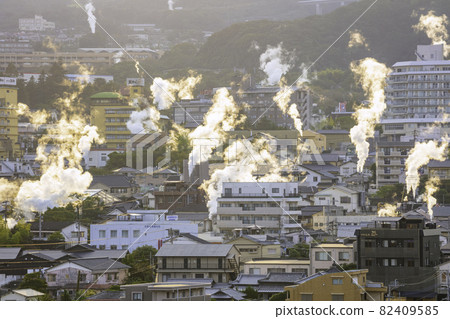 Scenery of Kannawa Onsen town with beautiful steam shining in the setting sun (Beppu City, Oita Prefecture) 82409585
