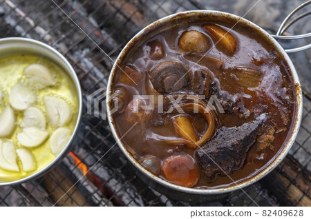 做野營飯（炒牛肉和大蒜） 82409628