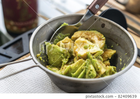 磨碎的鱷梨大蒜醬油 82409639