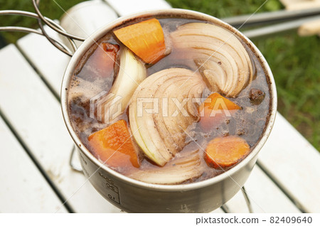 Make beef stew at camp 82409640