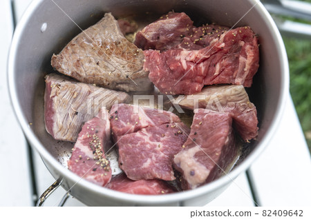 將肉放入鍋中煎 82409642
