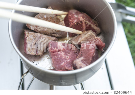 將肉放入鍋中煎 82409644