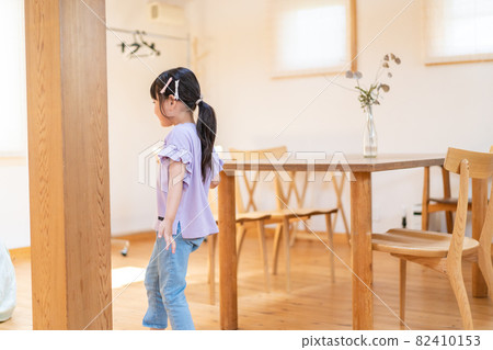 Girl playing at home 82410153