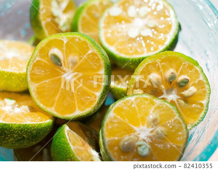 小碗琉球玻璃杯中的柑橘 82410355