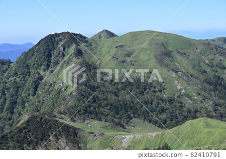 從四國最美麗的“三重峰”山脈的西熊山眺望天狗塚和天狗山口 82410791