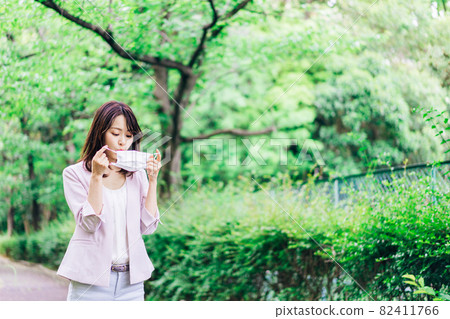 Young business woman with make-up on mask 82411766