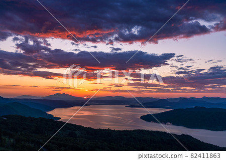 Dawn of Bihoro Pass, clouds dyed red 82411863