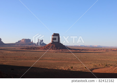 Sunny Monument Valley Sunny Monument Valley 82412182
