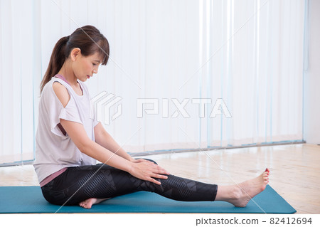 運動時傷到身體的中年婦女(膝蓋) 運動時傷到身體的中年婦女(膝蓋) 82412694