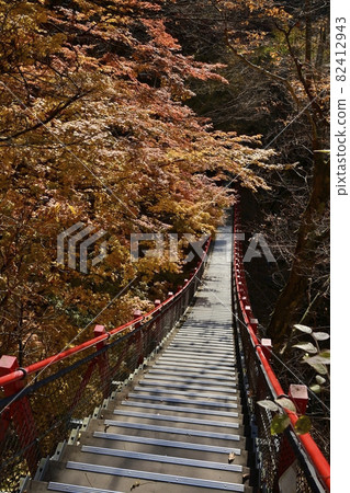 長廊上的 Kasaya 橋,通往秋天的樹木和小、中、大瀑布 長廊上的 Kasaya 橋,通往秋天的樹木和小、中、大瀑布 82412943