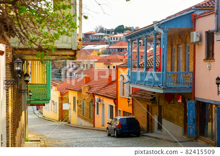 Traditional houses on narrow winding streets of Sighnaghi 82415509