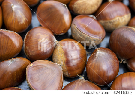 Image of a lot of chestnuts in a pile 82416330