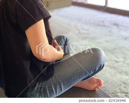一個女人在門廊上冥想的下半身 82416946
