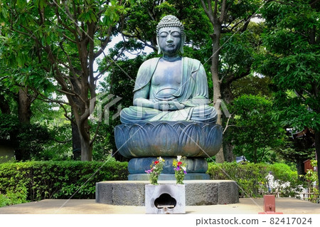 Statue of Amida Nyorai in the precincts of Sensoji Temple 82417024