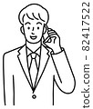 一個穿著西裝的年輕人在智能手機上講話的上半身（線條） 82417522
