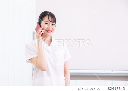 Nurse and whiteboard (smartphone) 82417843