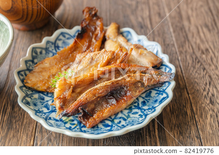 鹽烤黃尾魚 82419776