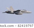 美國海軍陸戰隊 F-18C 大黃蜂戰鬥轟炸機在湛藍的天空中飛行 82419797