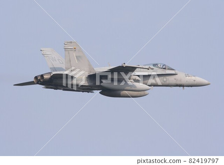 美國海軍陸戰隊 F-18C 大黃蜂戰鬥轟炸機在湛藍的天空中飛行 82419797