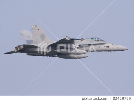 美國海軍陸戰隊 F-18C 大黃蜂戰鬥轟炸機在湛藍的天空中飛行 82419799