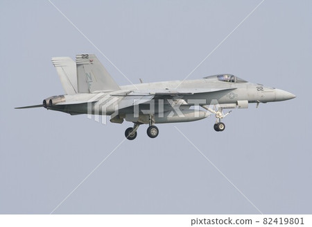 US Navy F / A-18E Super Hornet Fighter-Bomber Flying in the Sky 82419801