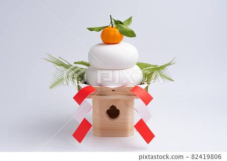 Photograph of Kagami mochi on a white background, with three treasures (pedestal) 82419806