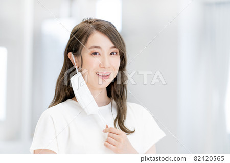 嘗試戴上智能手機的年輕女性拍攝合作：中央工業大學附屬日語學校 82420565