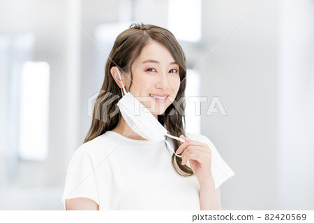 嘗試戴上智能手機的年輕女性拍攝合作：中央工業大學附屬日語學校 82420569