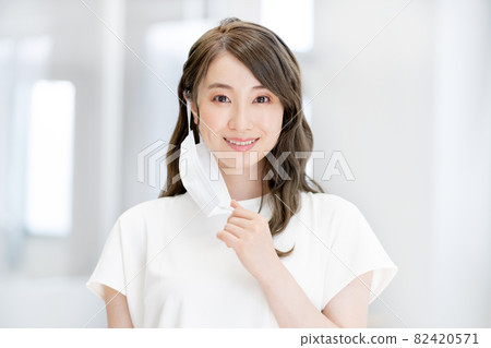 嘗試戴上智能手機的年輕女性拍攝合作：中央工業大學附屬日語學校 82420571