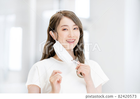 嘗試戴上智能手機的年輕女性拍攝合作：中央工業大學附屬日語學校 82420573