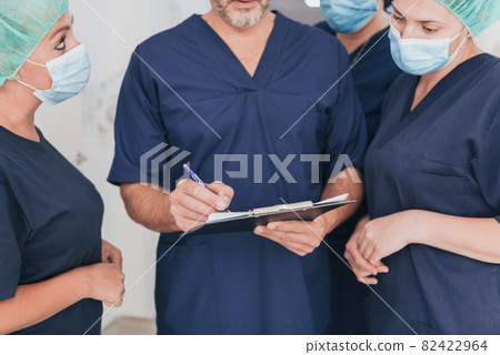 orthopedic doctor working together with his multiethnic team orthopedic doctor working together with his multiethnic team 82422964