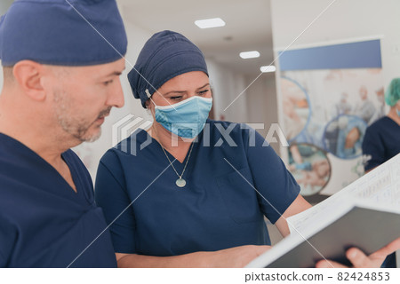 orthopedic doctor working together with his multiethnic team orthopedic doctor working together with his multiethnic team 82424853