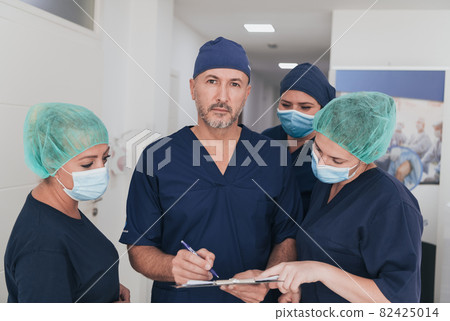 orthopedic doctor working together with his multiethnic team  82425014