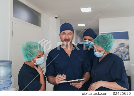 orthopedic doctor working together with his multiethnic team orthopedic doctor working together with his multiethnic team 82425630