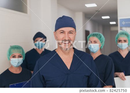 orthopedic doctor working together with his multiethnic team orthopedic doctor working together with his multiethnic team 82425750