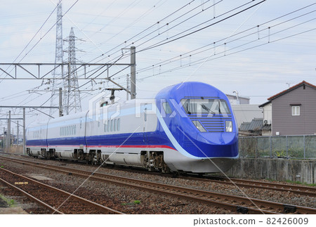 Free gauge train Second test car Train that runs on both Shinkansen and conventional lines Free gauge train Second test car Train that runs on both Shinkansen and conventional lines 82426009